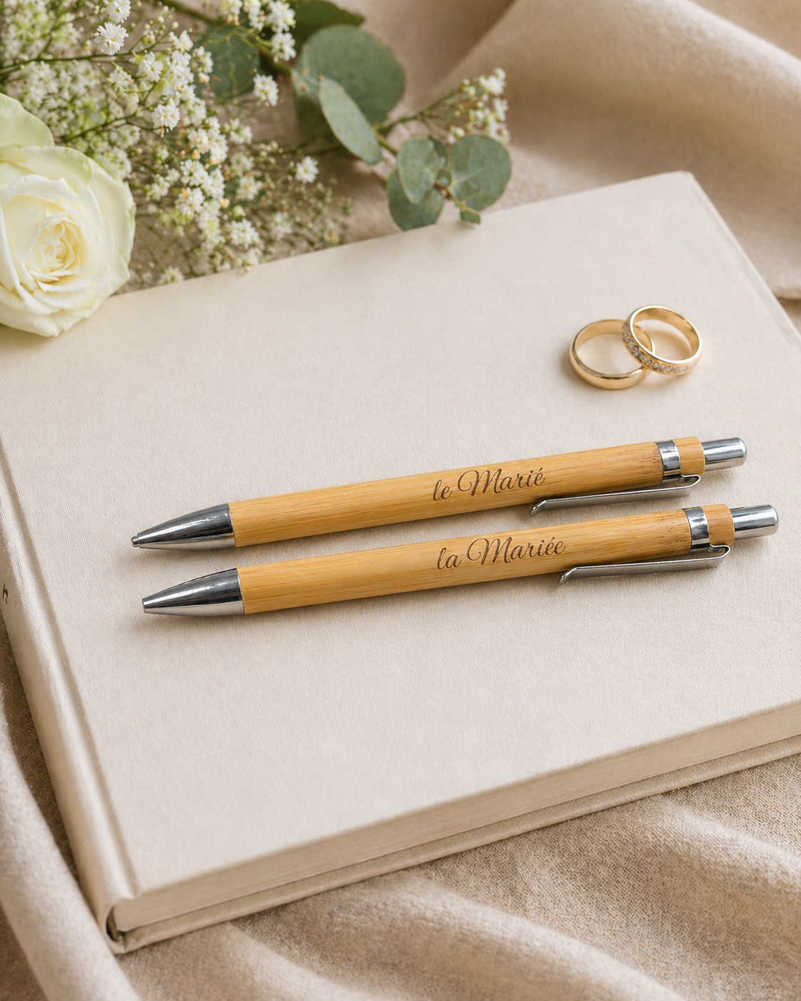 Stylos en bambou gravés mariage | Le Marié & la Mariée