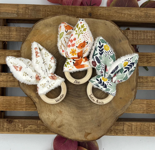 Hochet en Bois avec Oreilles de Lapin